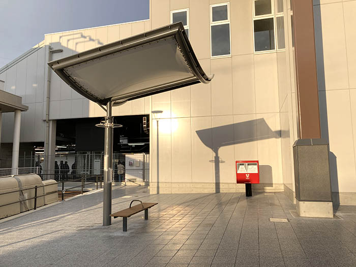 野崎駅の前の屋根が日よけになっていない椅子